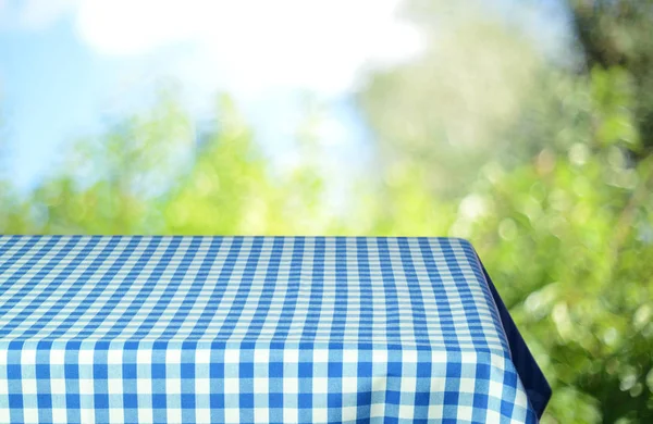 Mesa Vazia Com Toalha Mesa Quadriculada Para Montagens Exibição — Fotografia de Stock