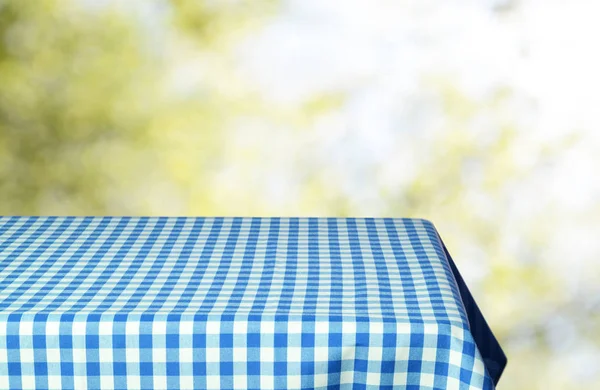 Mesa Vazia Com Toalha Mesa Quadriculada Para Montagens Exibição — Fotografia de Stock