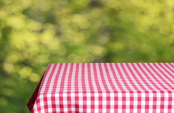 Mesa Vazia Com Toalha Mesa Quadriculada Para Montagens Exibição — Fotografia de Stock