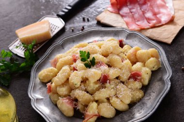 Prosciutto jambon ve peynir soslu lezzetli gnocchi