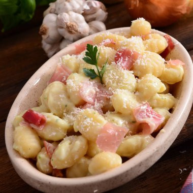 Prosciutto jambon ve peynir soslu lezzetli gnocchi