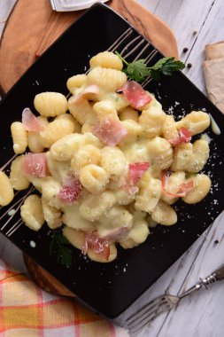 Prosciutto jambon ve peynir soslu lezzetli gnocchi
