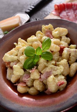 Prosciutto jambon ve peynir soslu lezzetli gnocchi