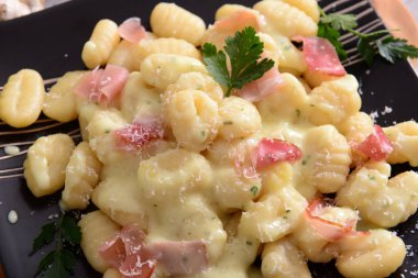 Prosciutto jambon ve peynir soslu lezzetli gnocchi