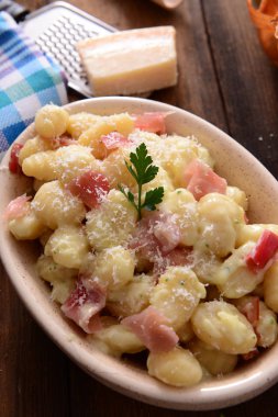 Prosciutto jambon ve peynir soslu lezzetli gnocchi