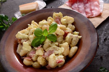 Prosciutto jambon ve peynir soslu lezzetli gnocchi