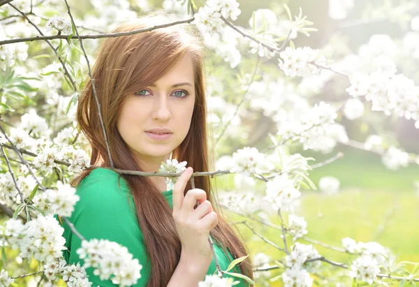 Bahar Bahçesinde Poz Veren Güzel Genç Bir Kadın — Stok fotoğraf