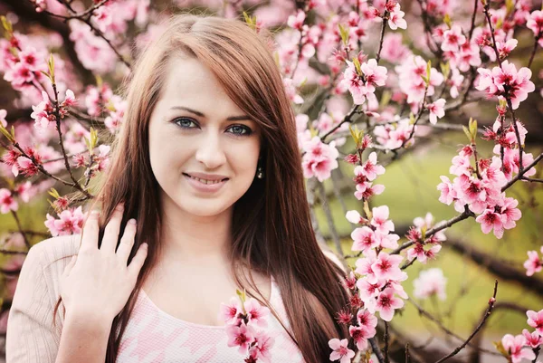 Gyönyörű Fiatal Pózol Tavaszi Kertben — Stock Fotó
