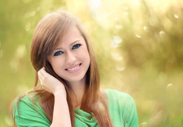 Schöne Junge Frau Posiert Vor Frischem Grünen Hintergrund — Stockfoto