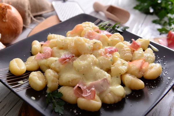 Nhoque Delicioso Com Presunto Prosciutto Molho Queijo — Fotografia de Stock