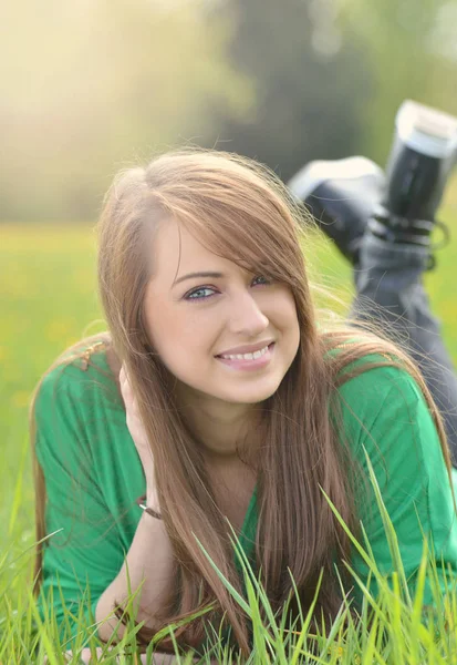 Hermosa Mujer Joven Acostada Sobre Hierba Verde —  Fotos de Stock