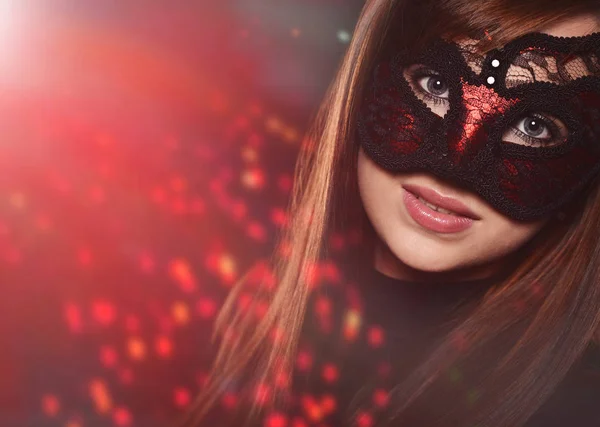 Bela Morena Caucasiana Máscara Carnaval Vermelho Sobre Fundo Preto — Fotografia de Stock