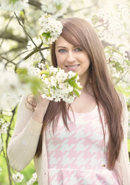 Bahar Bahçe Içinde Güzel Bir Genç Kadın Portresi — Stok fotoğraf