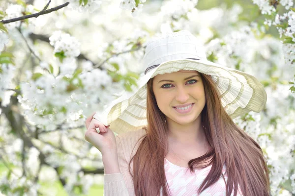 Retrato Bela Jovem Mulher Jardim Primavera — Fotografia de Stock