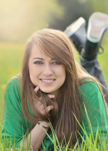 Όμορφη Νεαρή Γυναίκα Που Βρίσκεται Στο Πράσινο Γρασίδι — Φωτογραφία Αρχείου