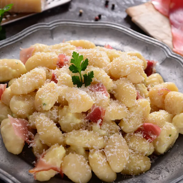 Nhoque Delicioso Com Presunto Prosciutto Molho Queijo — Fotografia de Stock