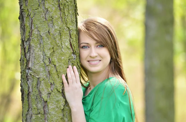 Красива Молода Жінка Обіймає Дерево — стокове фото
