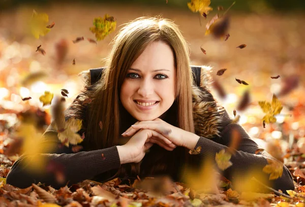 Retrato Otoño Una Hermosa Mujer Caucásica — Foto de Stock