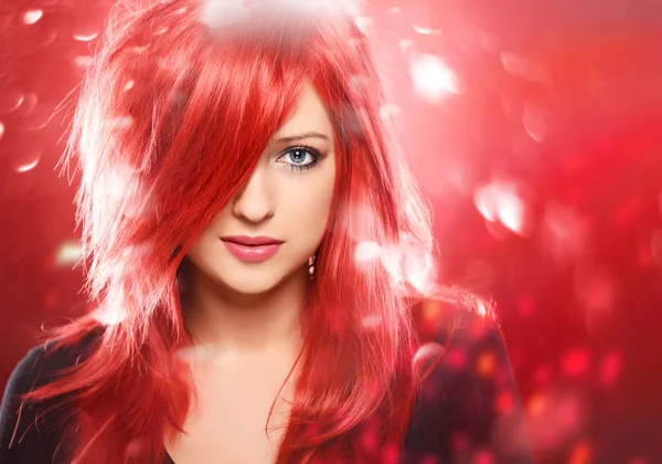 美丽的红头发女人摆在红色的背景 — 图库照片