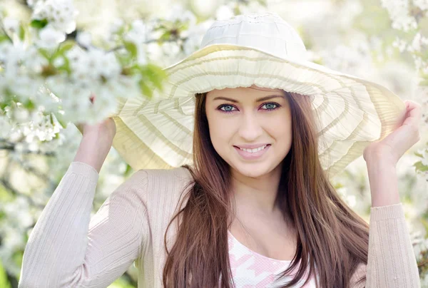春の庭の美しい若い女性の肖像画 — ストック写真