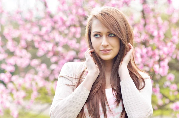 Portrait Belle Jeune Femme Dans Jardin Printemps — Photo