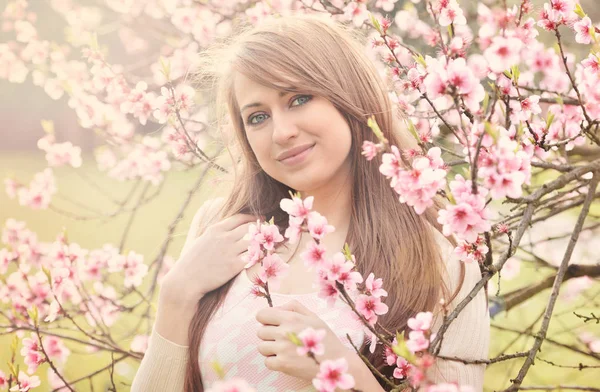 Portrait Belle Jeune Femme Dans Jardin Printemps — Photo