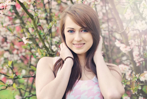 Retrato Una Hermosa Joven Jardín Primavera — Foto de Stock