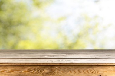 Doğal arka plan ile boş ahşap masa