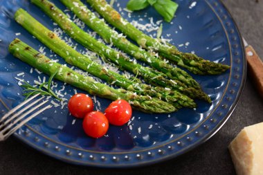 Lezzetli ızgara kuşkonmaz parmesan peyniri ile