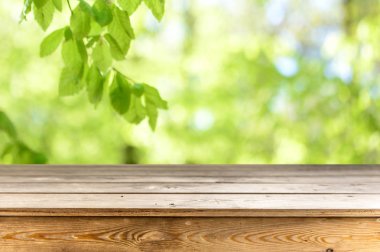 Doğal arka plan ile boş ahşap masa