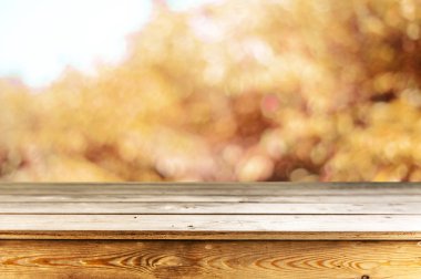 Doğal arka plan ile boş ahşap masa