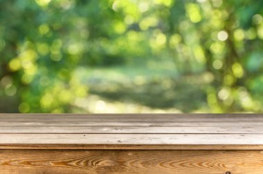 Doğal arka plan ile boş ahşap masa