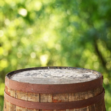 Arka plan bulanık üstte varil