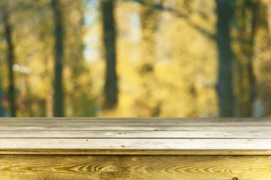 Sonbahar arka plan boş ahşap masa ile
