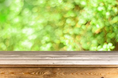 Doğal arka plan ile boş ahşap masa