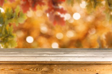 Doğal arka plan ile boş ahşap masa