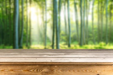 Doğal arka plan ile boş ahşap masa