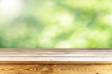 Doğal arka plan ile boş ahşap masa