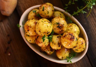 kase lezzetli kavrulmuş genç patates