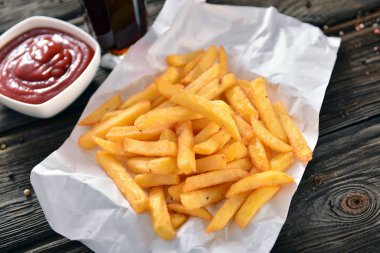 Kağıt ambalaj üzerinde lezzetli patates kızartması