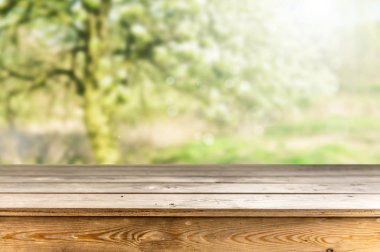 Doğal arka plan ile boş ahşap masa