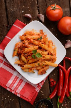 Lezzetli penne arrabiata soslu makarna