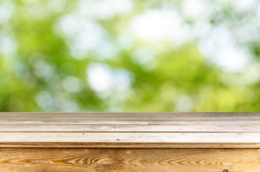 Doğal arka plan ile boş ahşap masa
