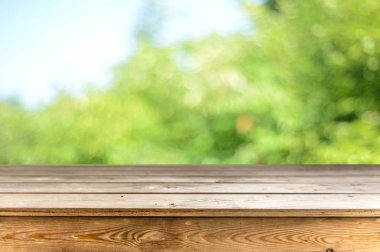 Doğal arka plan ile boş ahşap masa