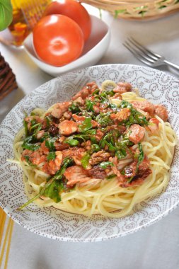 Leziz spagetti makarna Tavuk ve roka ile