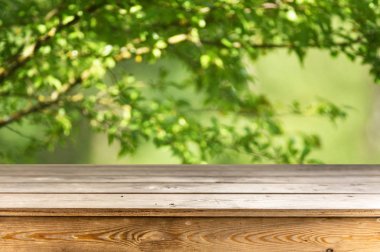 Doğal arka plan ile boş ahşap masa