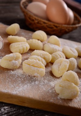 Ham gnocchi bakış ahşap tahta üzerinde kapatın