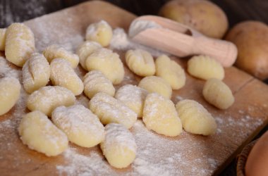 Ham gnocchi bakış ahşap tahta üzerinde kapatın