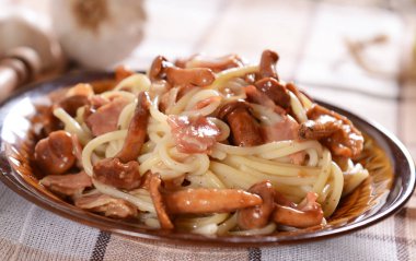 Leziz spagetti makarna chanterelles ve jambon ile