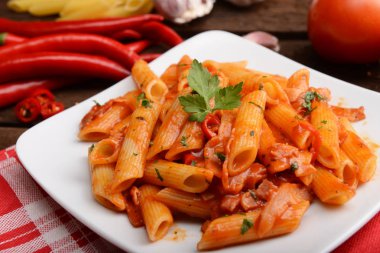 Lezzetli penne arrabiata soslu makarna